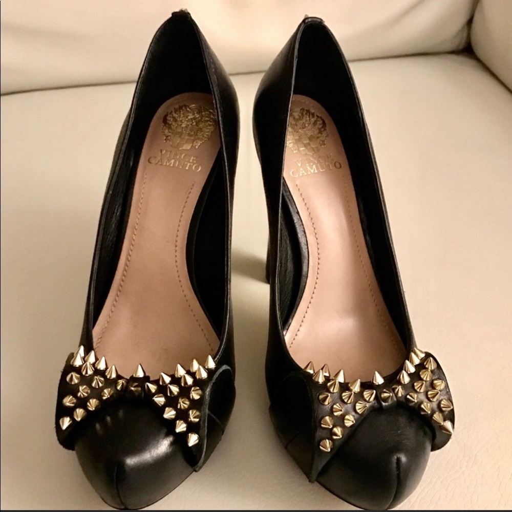 VINCE CAMUTO JAMMA Black leather pumps!